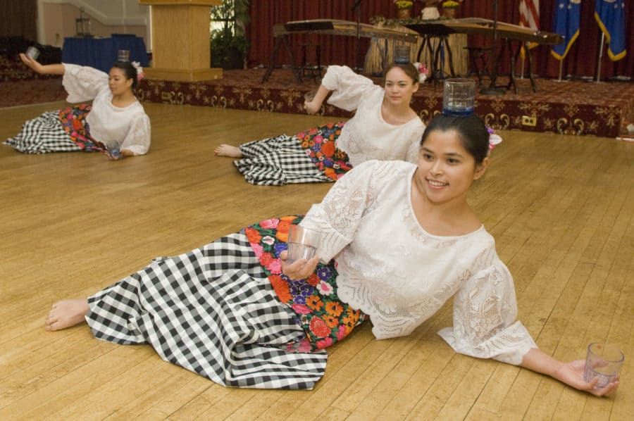 Binasuan dance